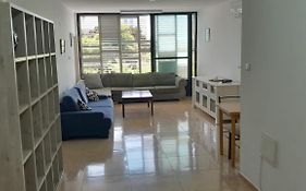 Spacious Jaffa Apt Near The Flea Market